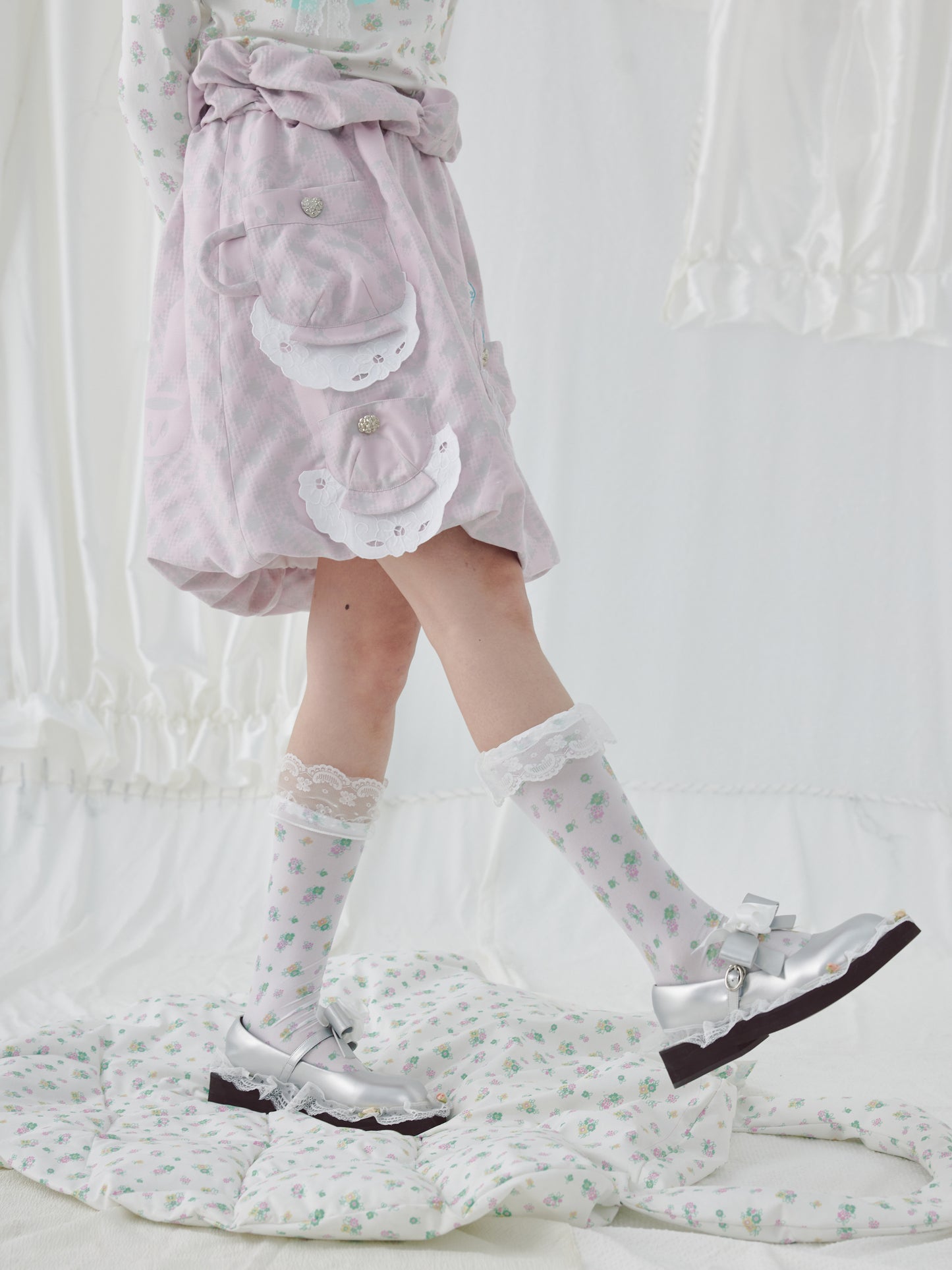 HELPHELP Harajuku Style Floral Print Lace Trim Mid-Calf Socks