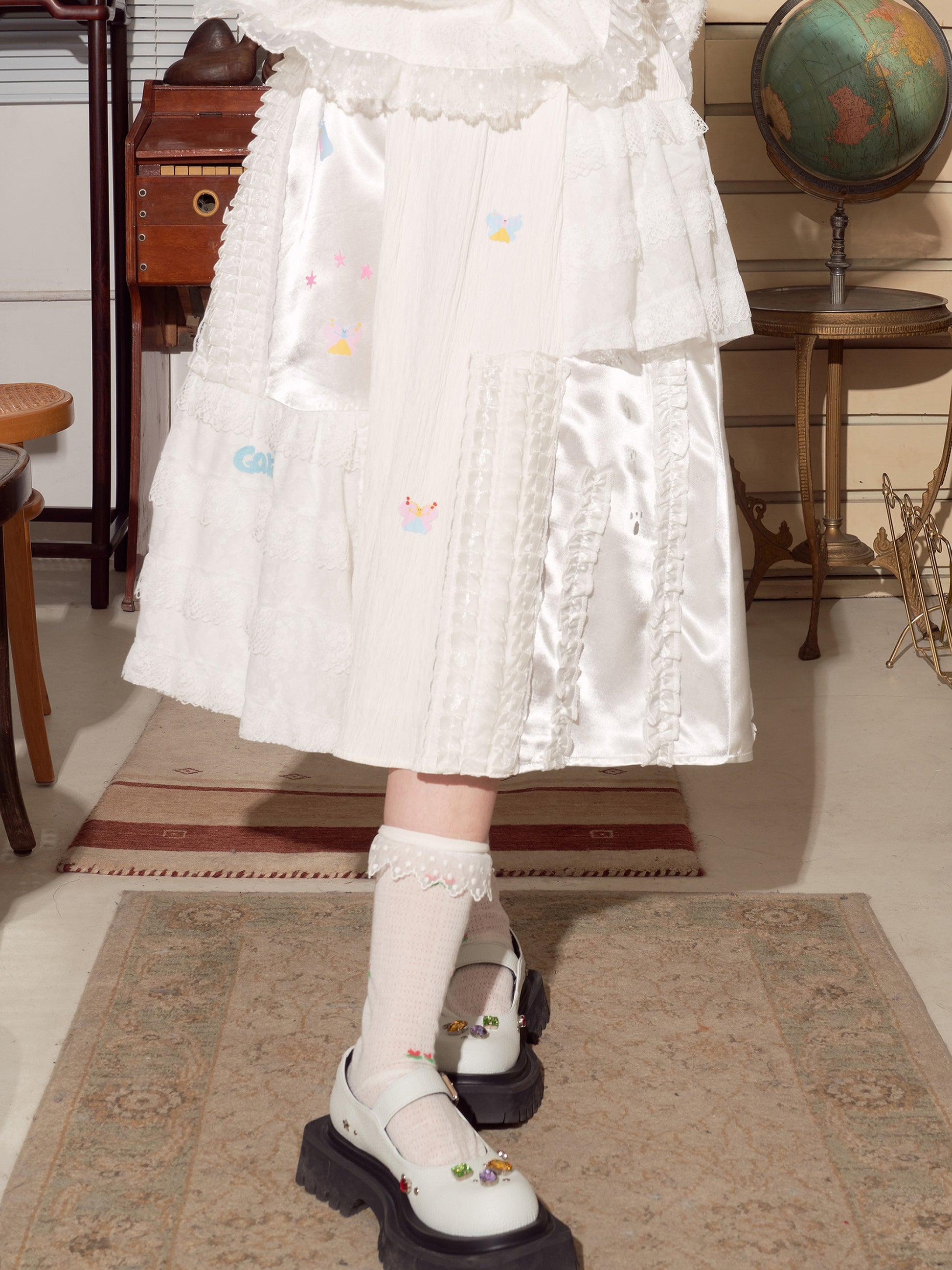 Harajuku style HELPHELP printed patchwork lace satin cute versatile white skirt, combining playful prints and delicate lace for a trendy and feminine look.